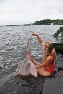 Interagindo com o Boto Cor de Rosa, em Novo Airão - AM